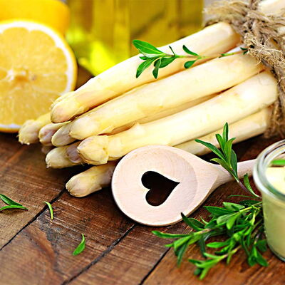 Das Foto zeigt ein Bündel mit Spargel und Gewürze