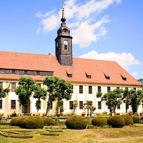 Blick in den Schlossgarten des Schlosses Diesbar-Seußlitz
